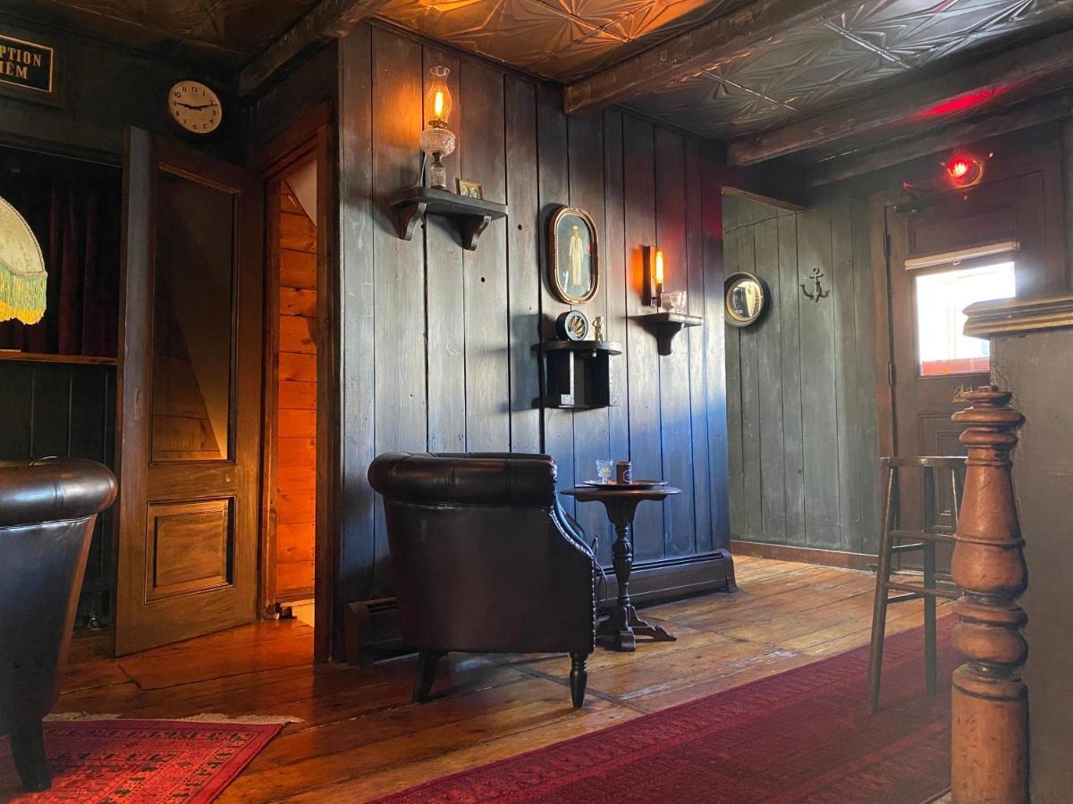 ホテル Crew'S Quarters Boarding House - Caters To Men プロビンスタウン エクステリア 写真